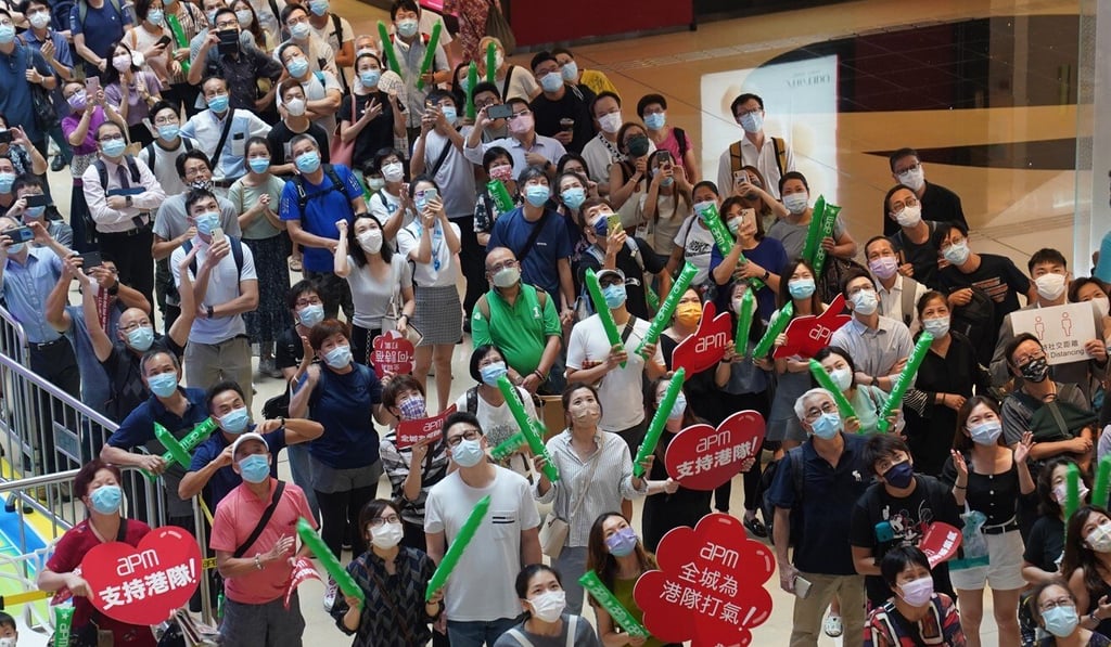 Hongkongers watch a live screening of Siobhan Haughey’s race at the APM mall in Kwun Tong. Photo: Sam Tsang