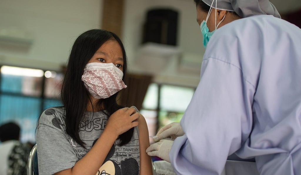 A health worker administers a dose of Covid-19 vaccine in Jakarta on Tuesday. Photo: Xinhua A health worker administers a dose of Covid-19 vaccine in Jakarta on Tuesday. Photo: Xinhua
