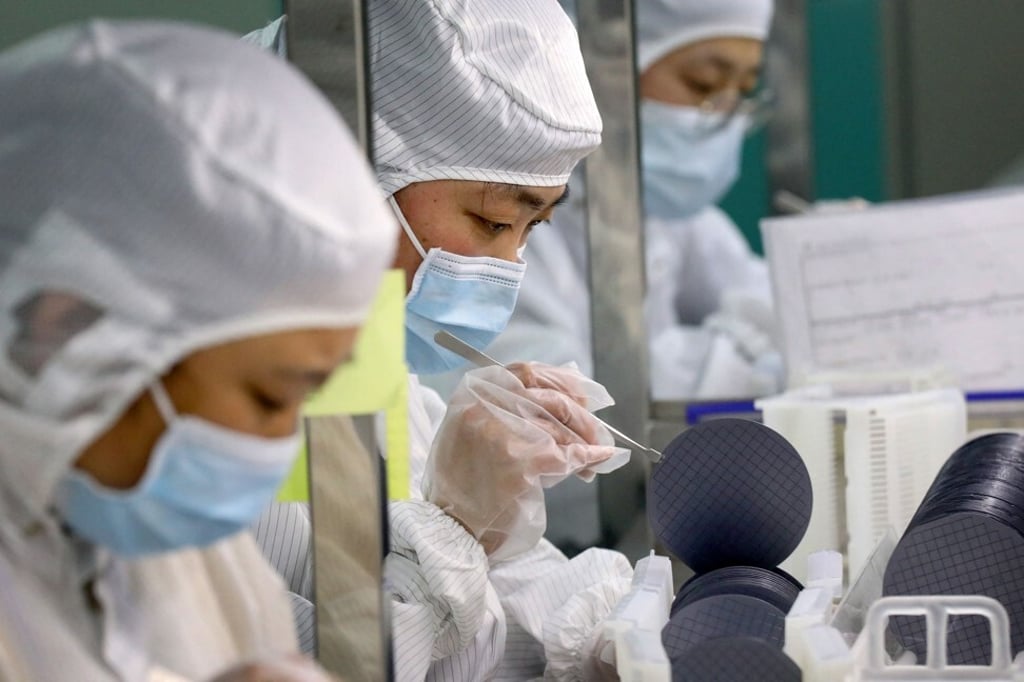 Workers inspect silicon wafers at the plant of Jiejie Semiconductor Co in Nantong, a city in southeast China's Jiangsu province, on March 17, 2021. Photo: Agence France-Presse