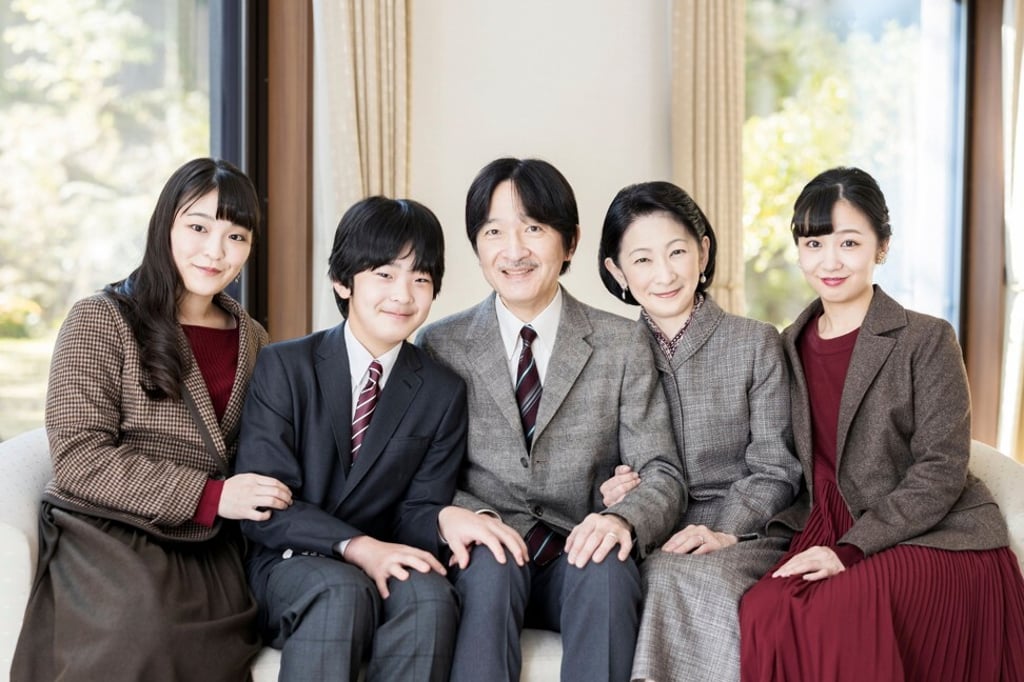 Japan's Crown Prince Akishino (centre) poses for with his wife Crown Princess Kiko (second right) and their children, Princess Mako (left), Princess Kako (right) and Prince Hisahito at their Akasaka Estate residence in Tokyo. Photo: AFP
