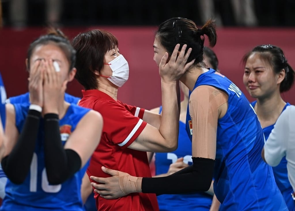 Lang Ping consoles Yuan Xinyue. Photo: Xinhua
