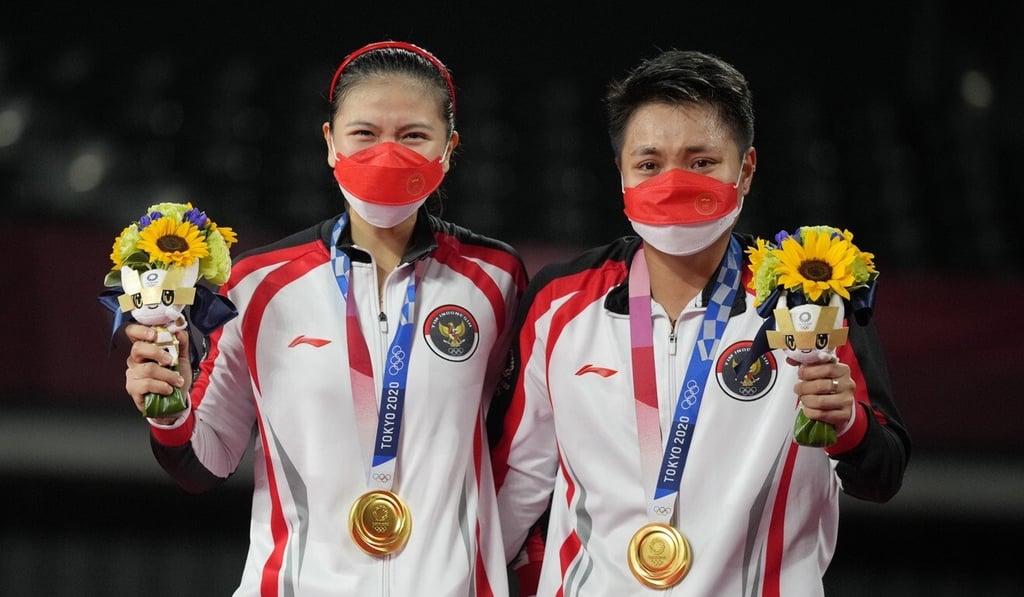 Indonesian badminton stars Apriyani Rahayu (right) and Greysia Polii on the podium with their gold medals after defeating China's Chen Qingchen and Jia Yifan at the Tokyo Olympic Games. Photo: AP