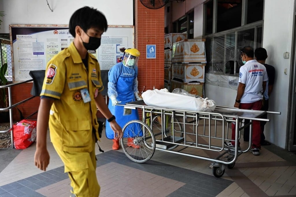 Hospital workers transport a Covid-19 victim into a morgue at Thammasat Hospital in Pathum Thani province, north of Bangkok. Photo: AFP