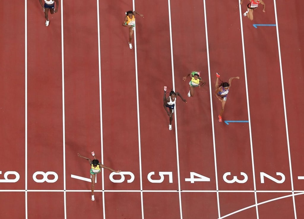 Elaine Thompson-Herah streams home to take the gold in the 200m. Photo: Xinhua