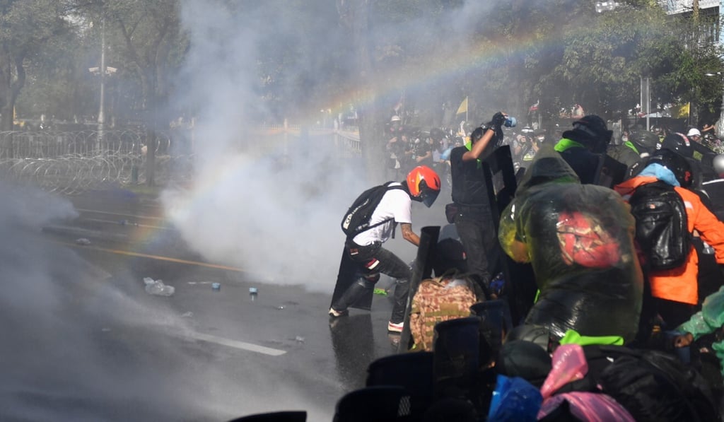 Anti-government protesters clash with riot police during a march towards Government House in Bangkok to demand the resignation of Thai Prime Minister Prayuth Chan-ocha. Photo: Reuters