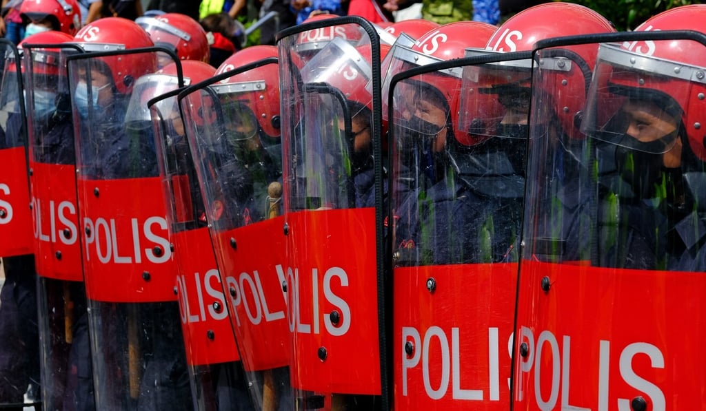 Malaysia’s Federal Reserve Unit block the main road to parliament on August 2. Photo: Bloomberg