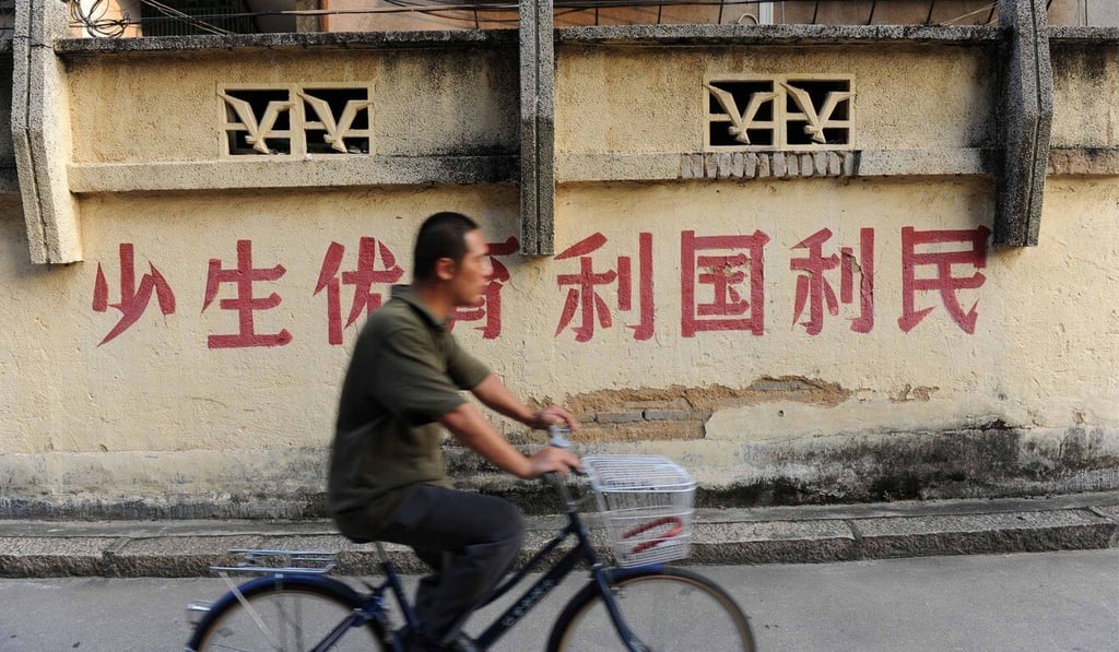 A photo from the one-child-policy years features a wall-banner that reads “having fewer and better births is beneficial for your country and the people”. Photo: Shanghaiist