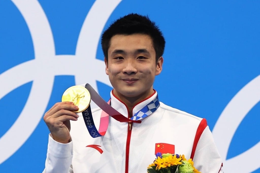 Cao Yuan celebrates with his gold medal. Photo: Reuters