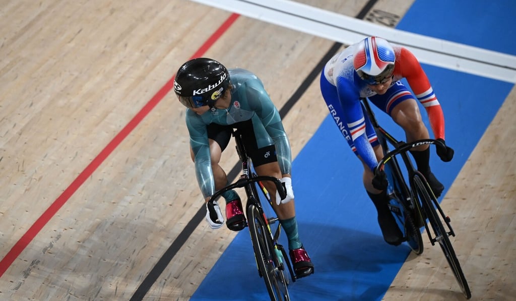 Sarah Lee and Mathilde Gros tangle and the heat has to be restarted. Photo: AFP Sarah Lee and Mathilde Gros tangle and the heat has to be restarted. Photo: AFP