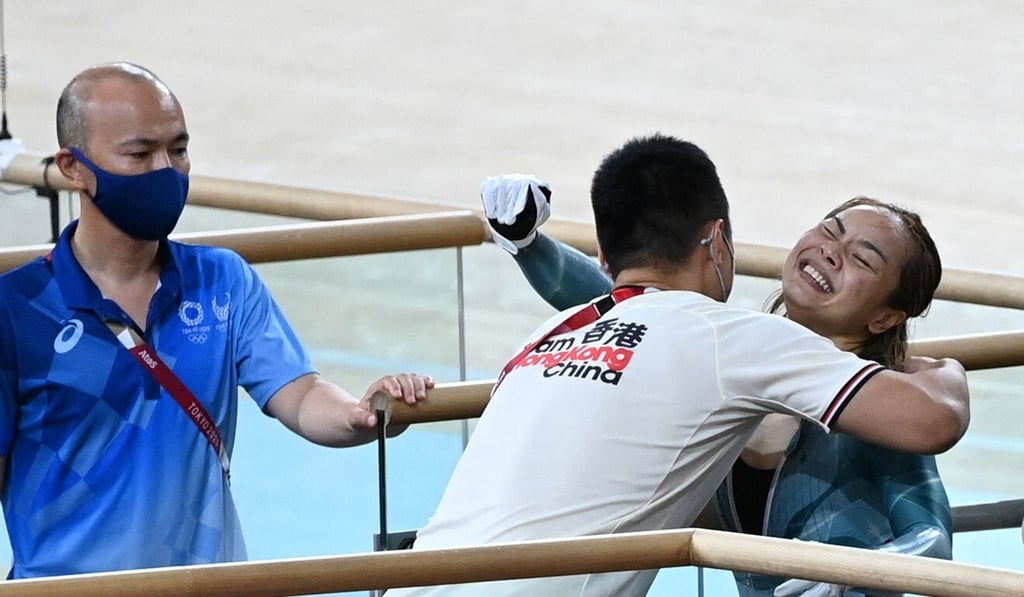 Sarah Lee hugs one of her coaches Tung Qi after winning the bronze medal. Photo: AFP Sarah Lee hugs one of her coaches Tung Qi after winning the bronze medal. Photo: AFP