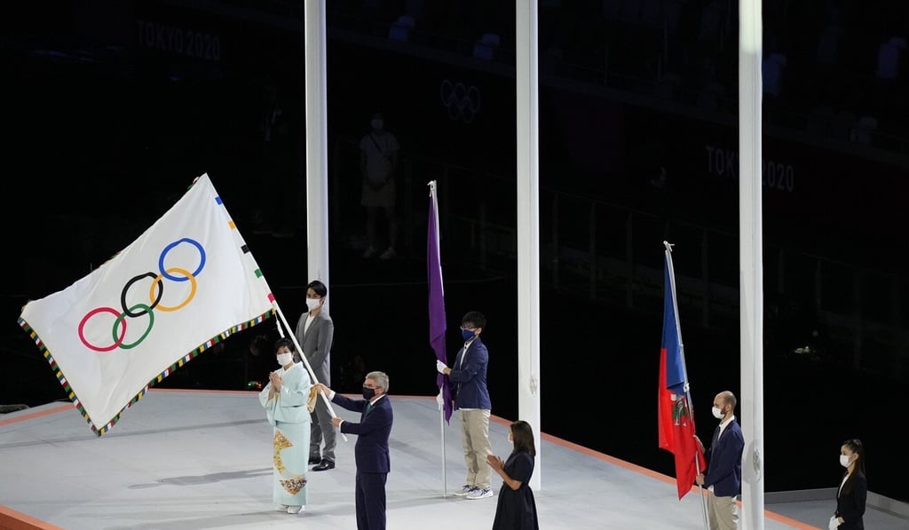 International Olympic Committee President Thomas Bach waves the Olympic flag at the closing ceremony of the Games. Photo: Xinhua