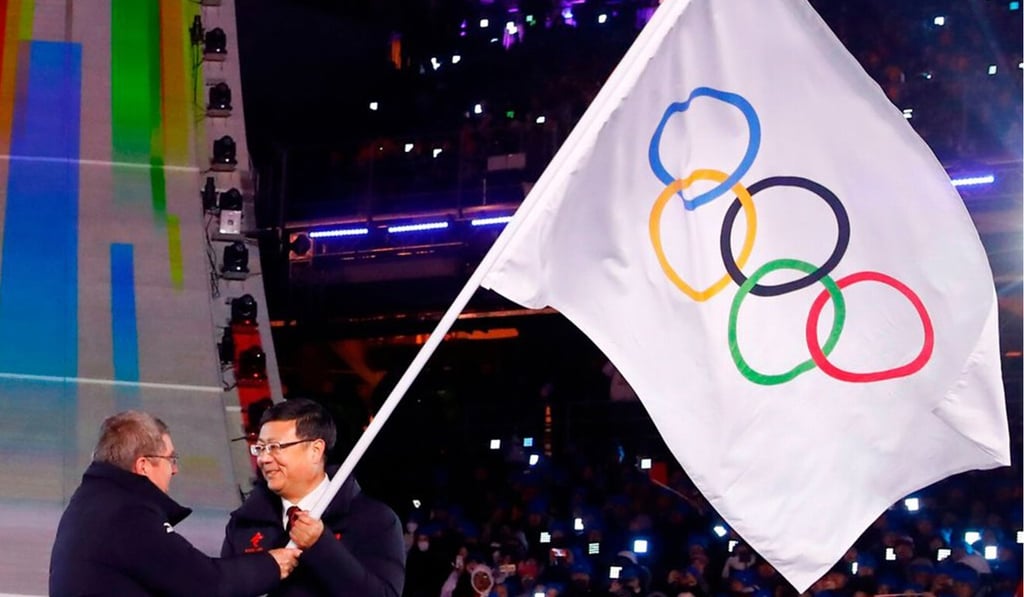 The President of the International Olympic Committee Thomas Bach (left) hands over the symbolic flag to the Mayor of Beijing Chen Jining. Photo: TNS