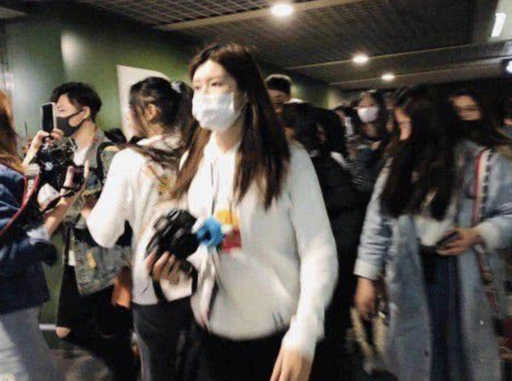 Swarms of excited K-pop fans broke the balustrade of a moving walkway at a Shanghai airport in 2019. Online fan clubs in China are known for being quick to mobilise and take part in activities that support their idol. Photo: guancha Swarms of excited K-pop fans broke the balustrade of a moving walkway at a Shanghai airport in 2019. Online fan clubs in China are known for being quick to mobilise and take part in activities that support their idol. Photo: guancha