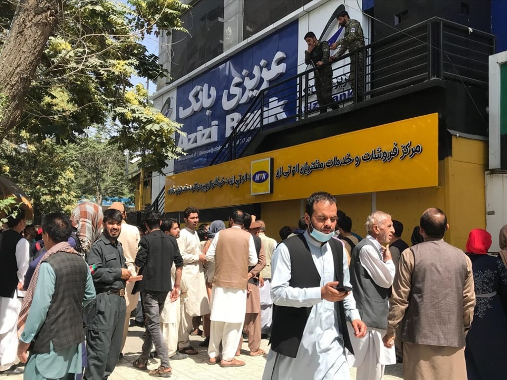 A crowd in front of a bank in Shahr-e naw, Afghanistan. Photo: Sonia Sarkar