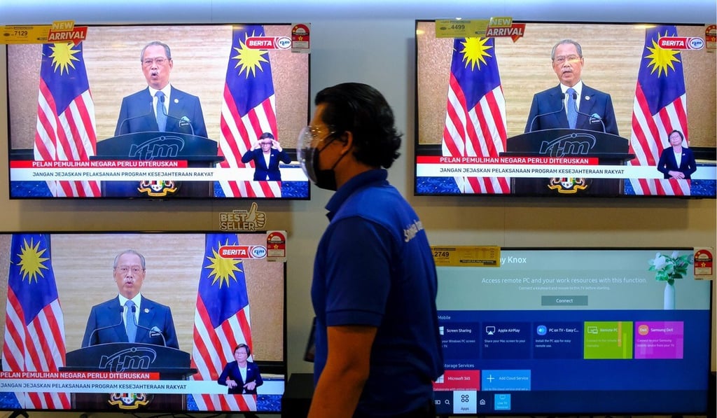 A broadcast of Muhyiddin Yassin’s press conference is seen on televisions sets at a store in Kuala Lumpur. Photo: Bloomberg A broadcast of Muhyiddin Yassin’s press conference is seen on televisions sets at a store in Kuala Lumpur. Photo: Bloomberg