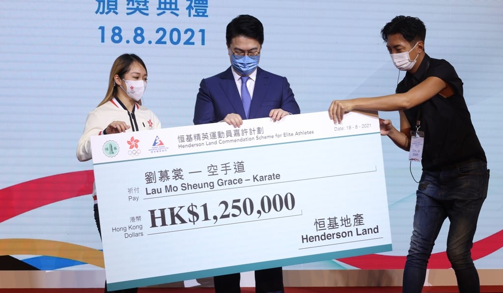 Grace Lau receiving her cheque from Henderson Land Group chairman Martin Lee Ka-shing. Photo: May Tse