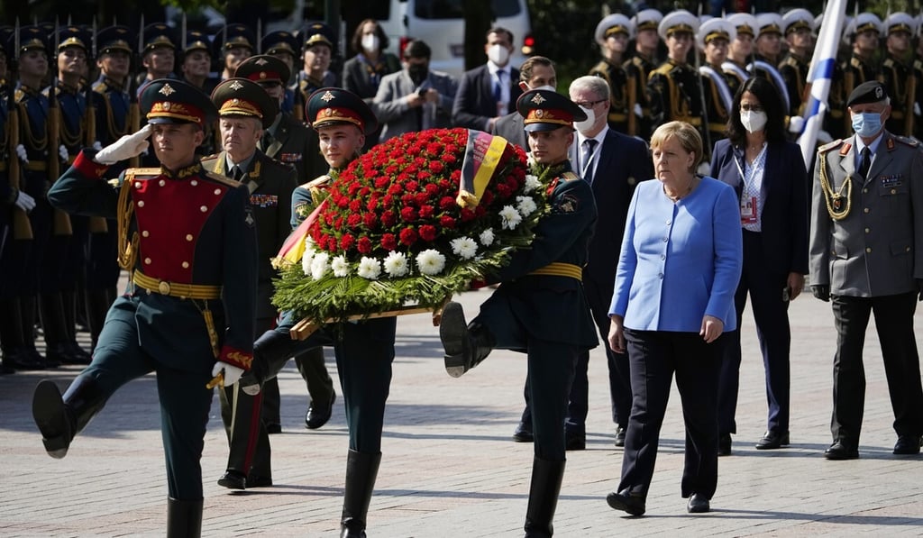 German Chancellor Angela Merkel attends a wreath-laying ceremony in Moscow. Photo: AP