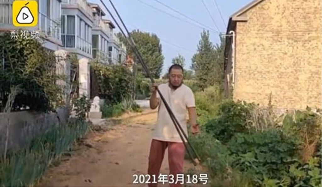 A 50-year-old man in eastern China has gone viral online for his ability to lift tiny objects with giant chopsticks. Photo: Pear Video