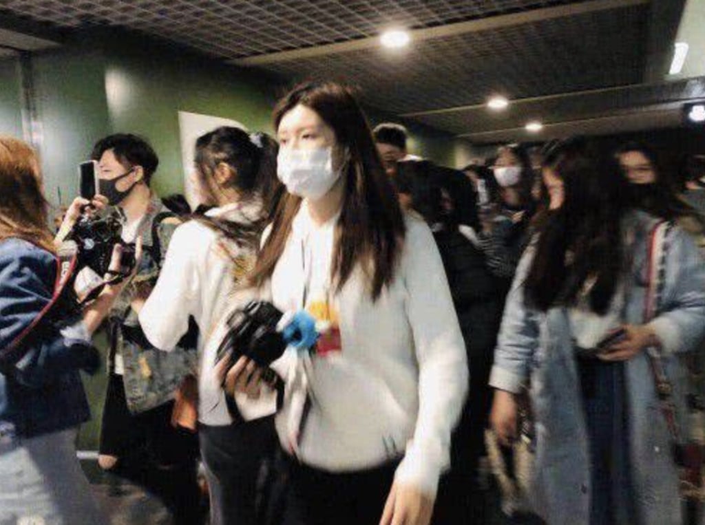 K-pop fans broke the balustrade of a moving walkway at a Shanghai airport in 2019. Online fan clubs in China are known for being quick to mobilise and take part in activities that support their idol. Photo: guancha K-pop fans broke the balustrade of a moving walkway at a Shanghai airport in 2019. Online fan clubs in China are known for being quick to mobilise and take part in activities that support their idol. Photo: guancha