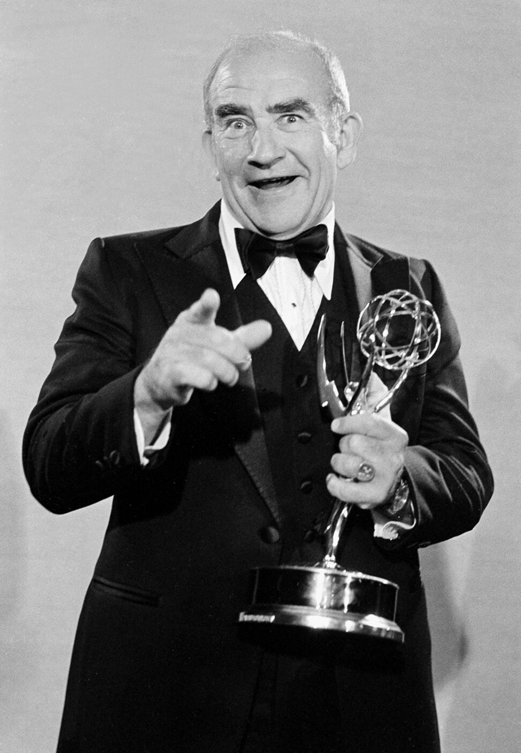 Actor Ed Asner poses with his Emmy award in Pasadena, California in 1978. Photo: AP