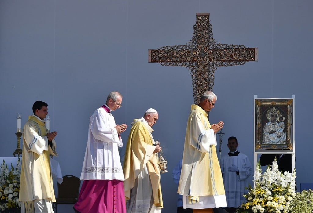Pope Francis arrives to lead the Holy mass at Heroes Square in Budapest, Hungary on Sunday. Photo: EPA-EFE Pope Francis arrives to lead the Holy mass at Heroes Square in Budapest, Hungary on Sunday. Photo: EPA-EFE