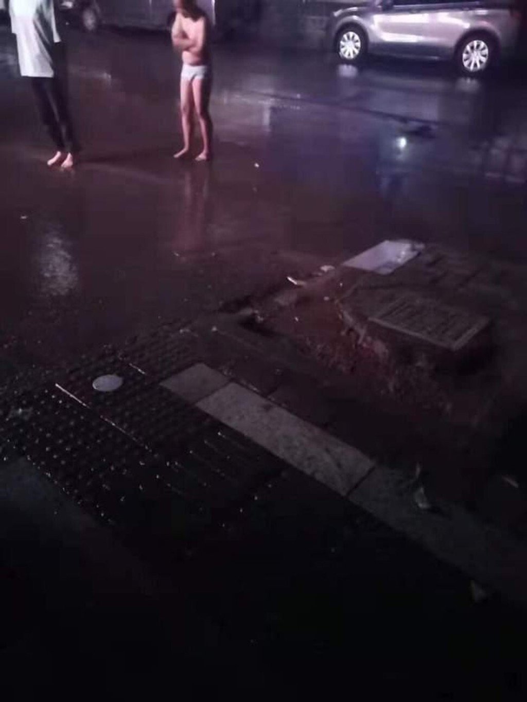 A man was seen wearing just his underpants on the street after the quake hit. Photo: Baidu