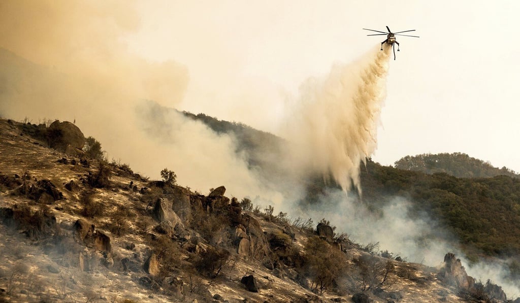 A helicopter drops water on the KNP Complex Fire burning in Sequoia National Park, California, on Wednesday. Photo: AP A helicopter drops water on the KNP Complex Fire burning in Sequoia National Park, California, on Wednesday. Photo: AP