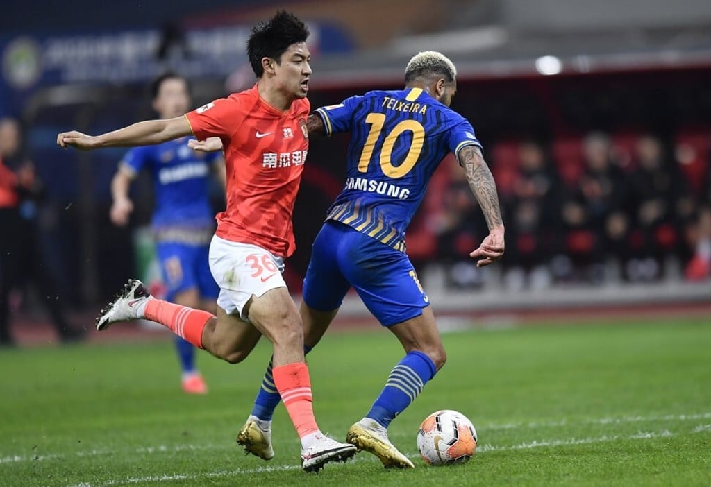 He Chao of Guangzhou Evergrande vies with Alex Teixeira of Jiangsu Suning in the Chinese Super League’s 2020 season. Photo: Xinhua He Chao of Guangzhou Evergrande vies with Alex Teixeira of Jiangsu Suning in the Chinese Super League’s 2020 season. Photo: Xinhua