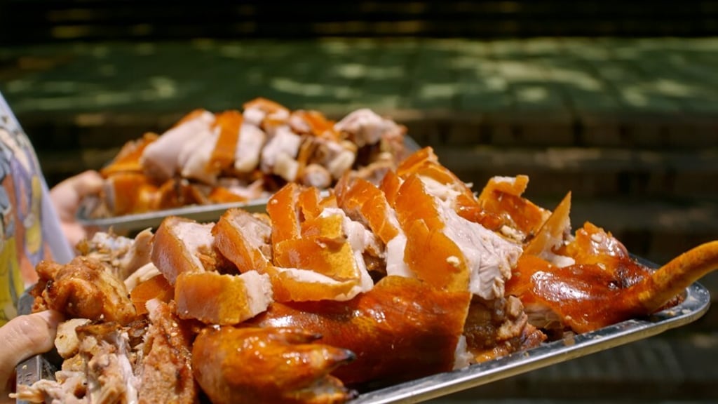The old-style cooking method for Mazhang roast pork results in crispy skin and succulent meat.