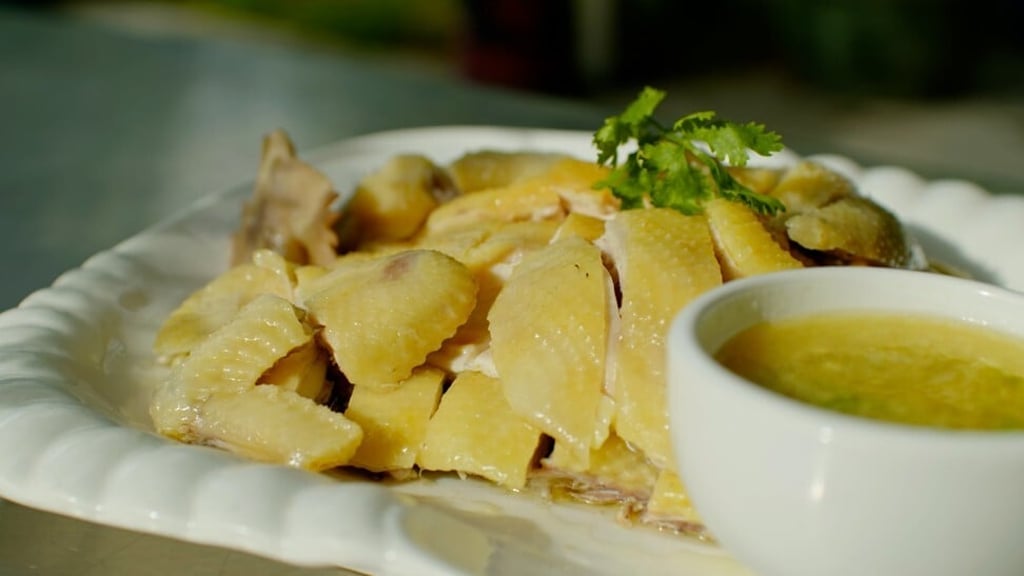 Baiqie chicken is served with a dip that is made of ginger puree mixed with scalding-hot oil and seasonings.