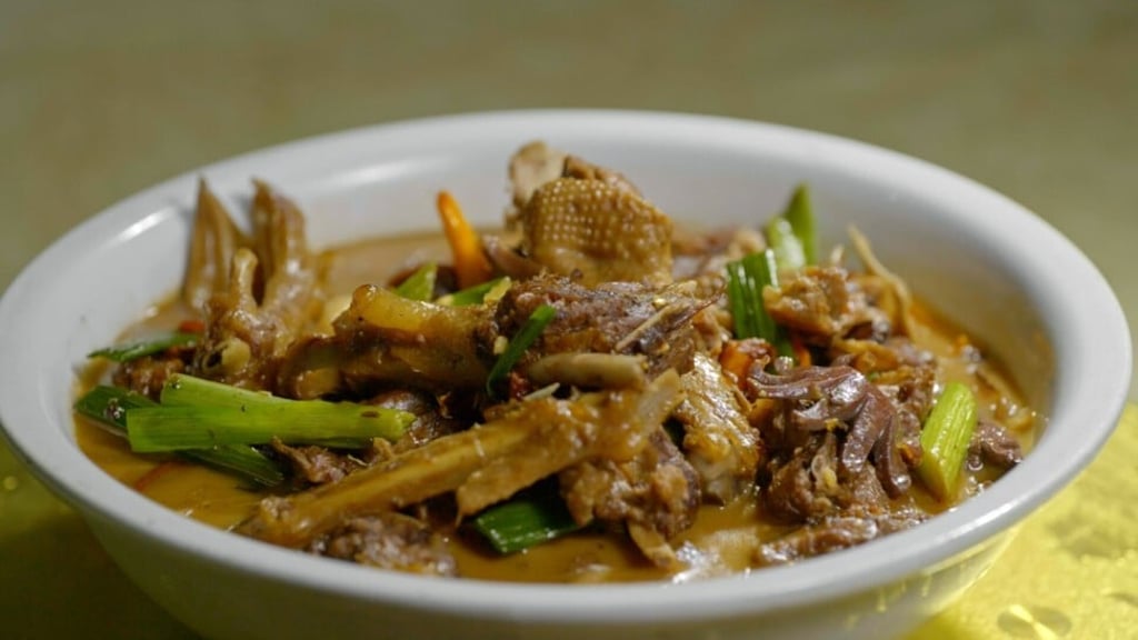 Meiling village in northern Guangdong province is known for its “Goose King” restaurants that feature a dish of goose in spicy broth.