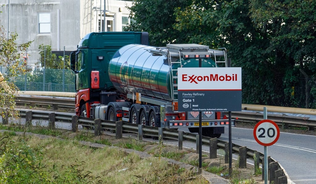 A tanker arrives at the Esso Fawley Oil Refinery, operated by ExxonMobil Corp, near Southampton on Monday. Photo: Bloomberg A tanker arrives at the Esso Fawley Oil Refinery, operated by ExxonMobil Corp, near Southampton on Monday. Photo: Bloomberg