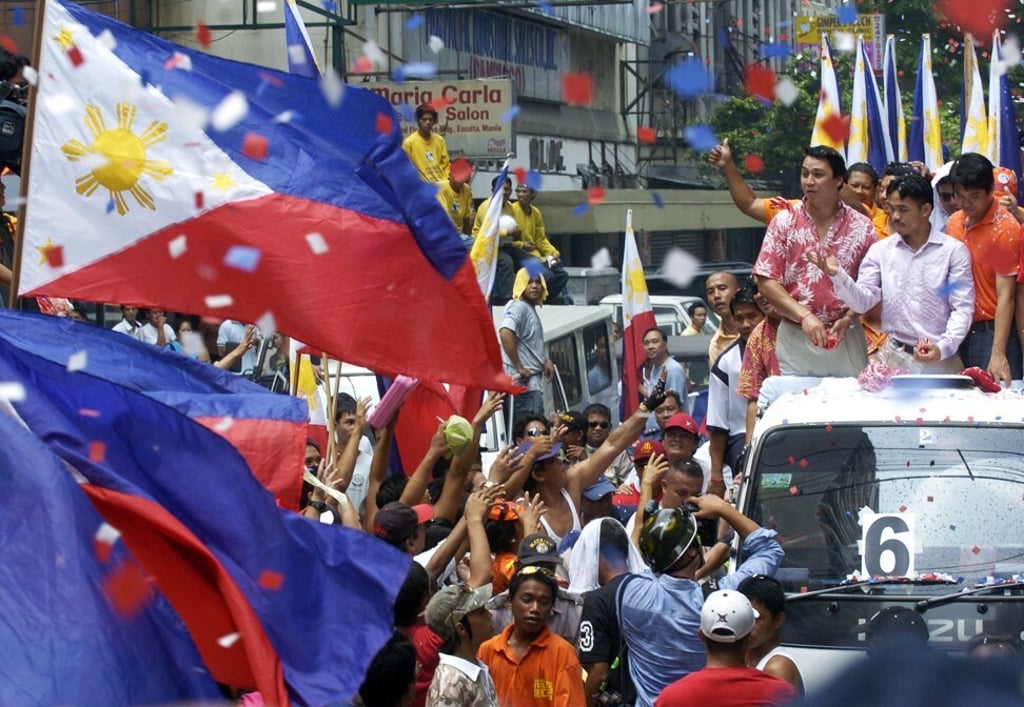 Filipino fans in Manila mob a motorcade carrying Manny Pacquiao on April 17, 2007. Photo: AFP