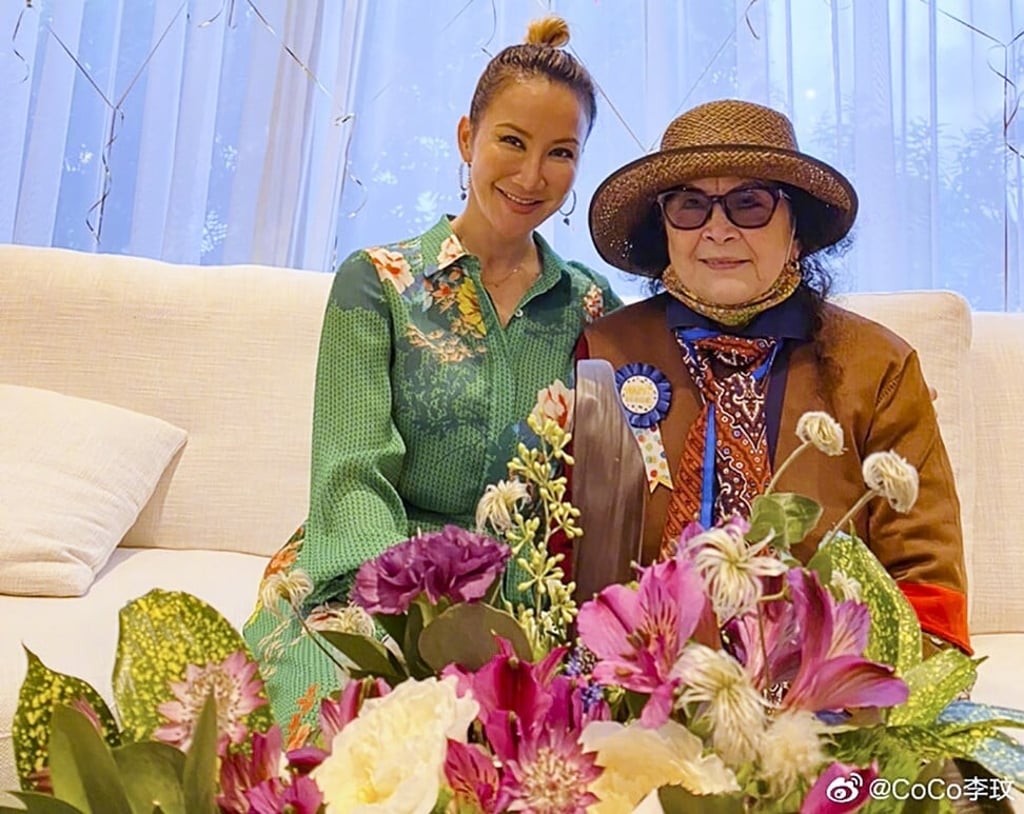 Singer Coco Lee with her mother. Photo: Weibo