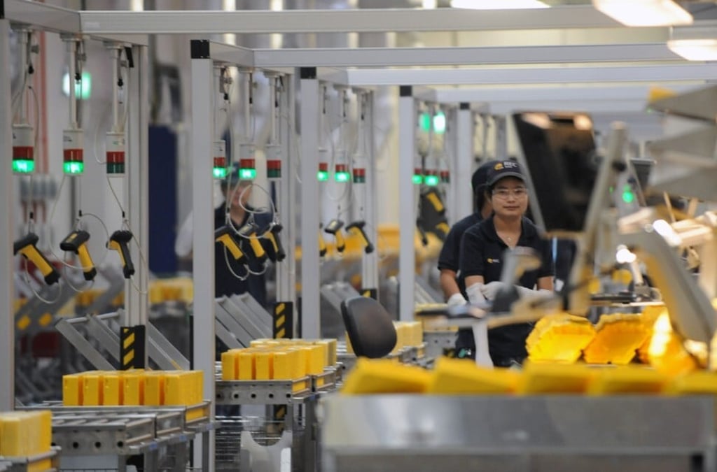 Employees of Norwegian firm REC Solar Holdings make photovoltaic cells and modules at the company’s manufacturing facility in Singapore. Photo: Agence France-Presse Employees of Norwegian firm REC Solar Holdings make photovoltaic cells and modules at the company’s manufacturing facility in Singapore. Photo: Agence France-Presse