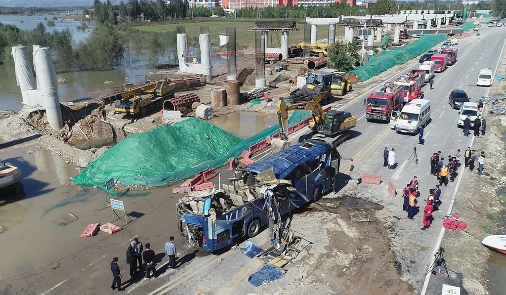 The bridge was partially submerged at the time of the accident. Photo:Weibo