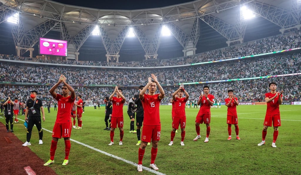 China players applaud the supporters after their 3-2 defeat by Saudi Arabia in their Qatar 2022 World Cup qualifier. Photo: Xinhua