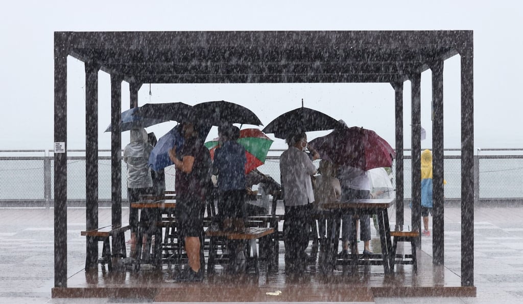 Residents feel the effects of the typhoon at Kennedy Town. Photo: Nora Tam