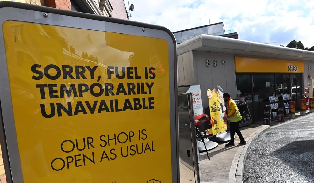 A sign reading “Sorry, fuel is temporarily unavailable” is displayed at a petrol station in London on October 5. Photo: EPA-EFE