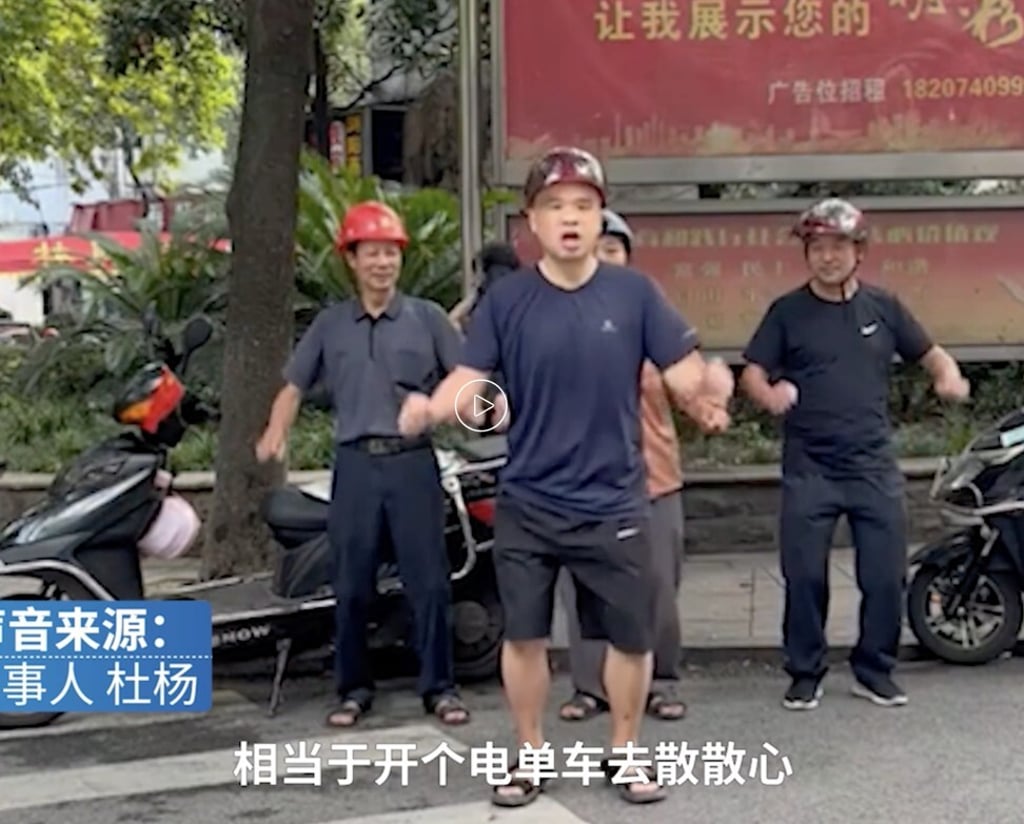 Du uploads videos to Chinese social media. adding to his online popularity. Photo: The Paper