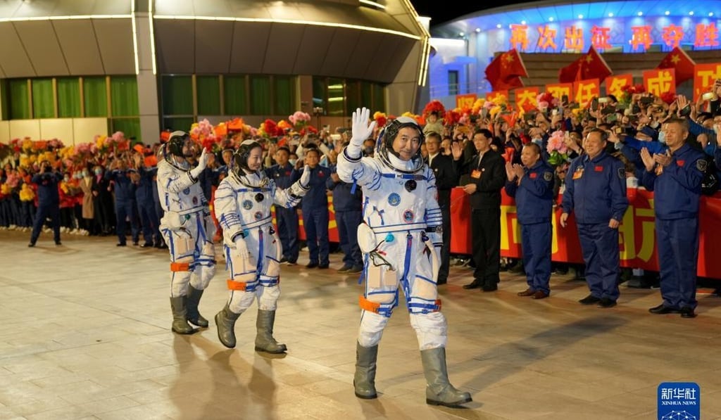 The crew prepare to board Shenzhou 13. Photo: Xinhua