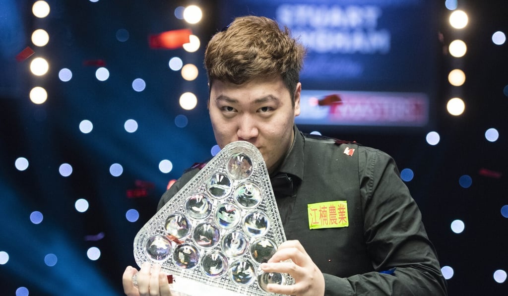 China's Yan Bingtao kisses the Snooker Masters trophy after beating Scotland's John Higgins in the final in Milton Keynes in January 2021. Photo: Xinhua