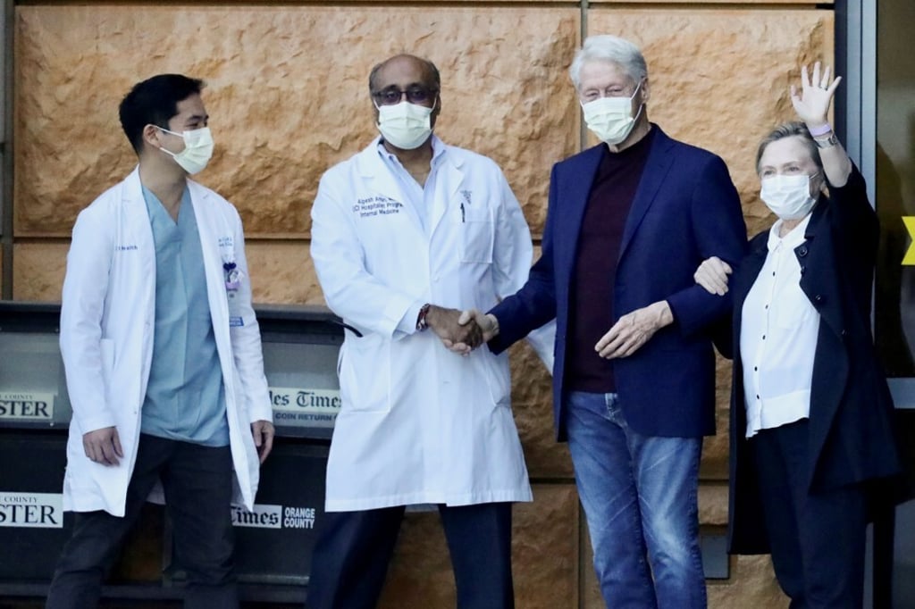 Former US President Bill Clinton, accompanied by his wife former Secretary of State Hillary Clinton, leaves the University of California Irvine Medical Center on October 17, 2021. Photo: Reuters Former US President Bill Clinton, accompanied by his wife former Secretary of State Hillary Clinton, leaves the University of California Irvine Medical Center on October 17, 2021. Photo: Reuters