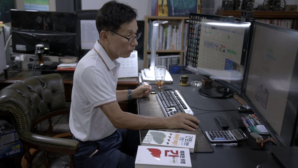 Retired salesman Min Kyeung-yun has set up an online forum dedicated to helping South Korean people who are living with hepatitis B. Retired salesman Min Kyeung-yun has set up an online forum dedicated to helping South Korean people who are living with hepatitis B.