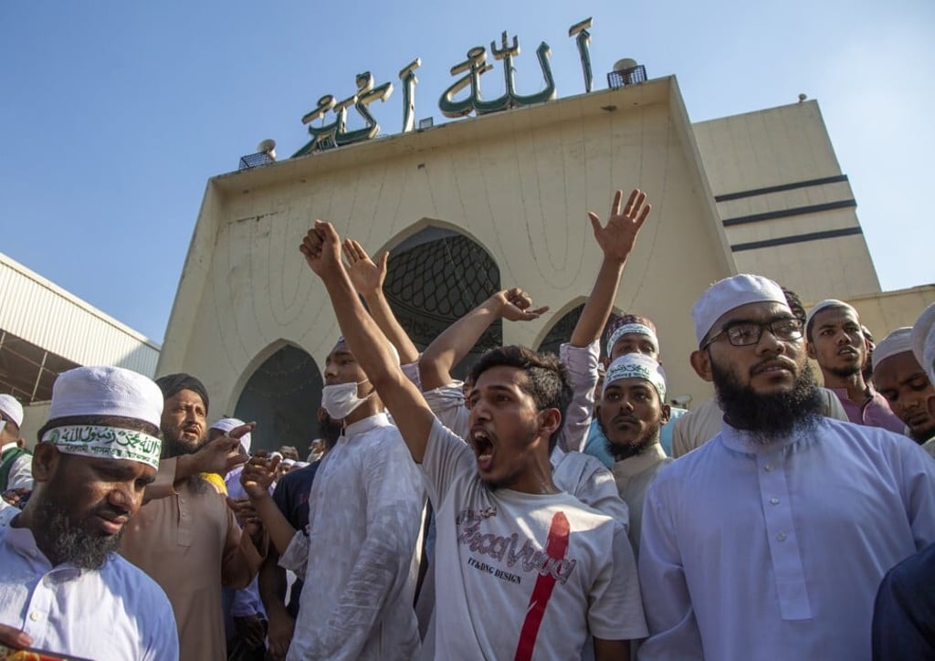 Members of an Islamist party protest outside a Dhaka mosque against the alleged desecration of the Koran on October 16, 2021. Photo: EPA-EFE