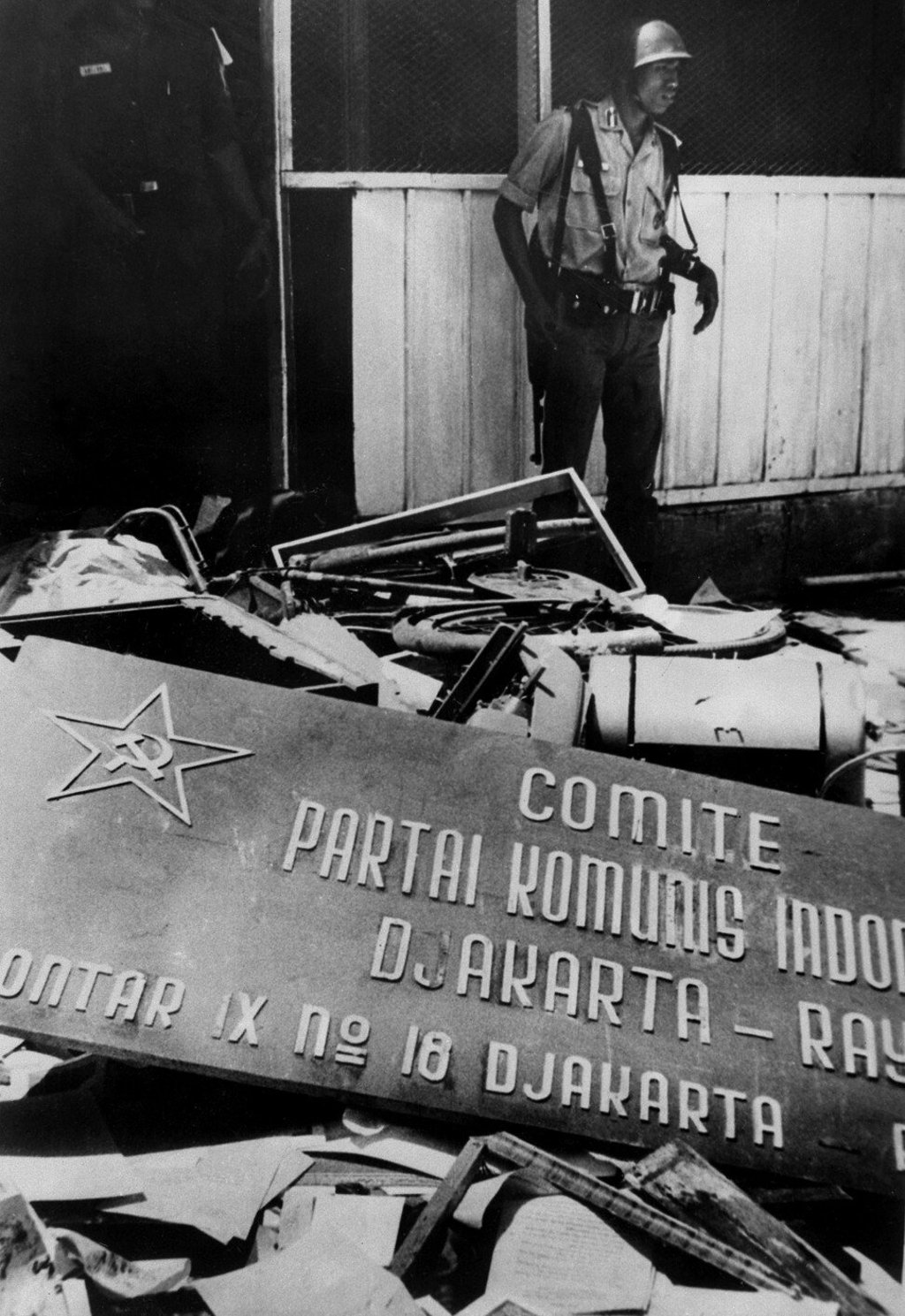 Protesters destroy an office of the Indonesian Communist Party in 1965. Photo: AFP Protesters destroy an office of the Indonesian Communist Party in 1965. Photo: AFP