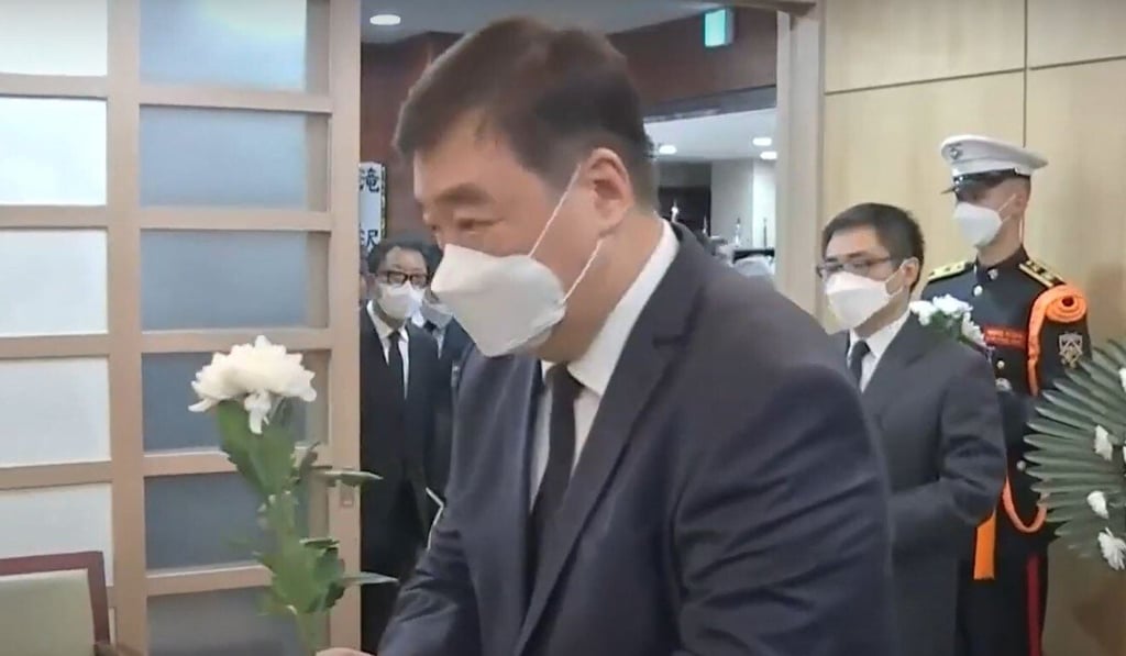 Xing Haiming, the Chinese ambassador to South Korea, visits a memorial altar to Roh Tae-woo at Seoul National University Hospital on Thursday. Photo: YouTube