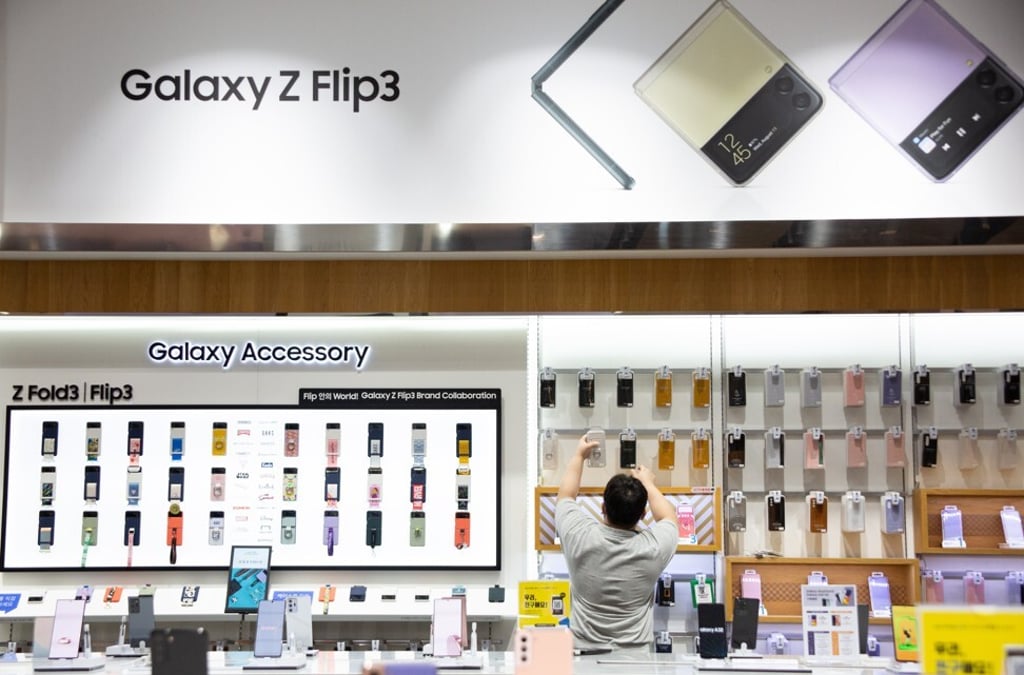 A man checks out smartphone accessories at the Samsung Electronics gallery inside the South Korean technology company’s headquarters in Seoul on October 8, 2021. Photo: EPA-EFE A man checks out smartphone accessories at the Samsung Electronics gallery inside the South Korean technology company’s headquarters in Seoul on October 8, 2021. Photo: EPA-EFE