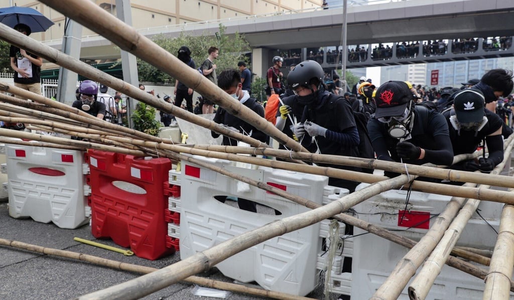 Anti-government protesters set up barricades outside Ngau Tau Kok Police Station on August 24, 2019. Photo: Edmond So