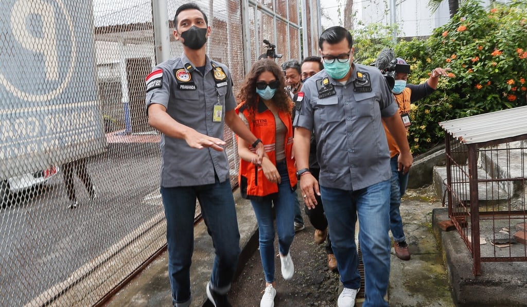Heather Mack is escorted by immigration officers after she was released from prison in Bali. Photo: EPA-EFE Heather Mack is escorted by immigration officers after she was released from prison in Bali. Photo: EPA-EFE